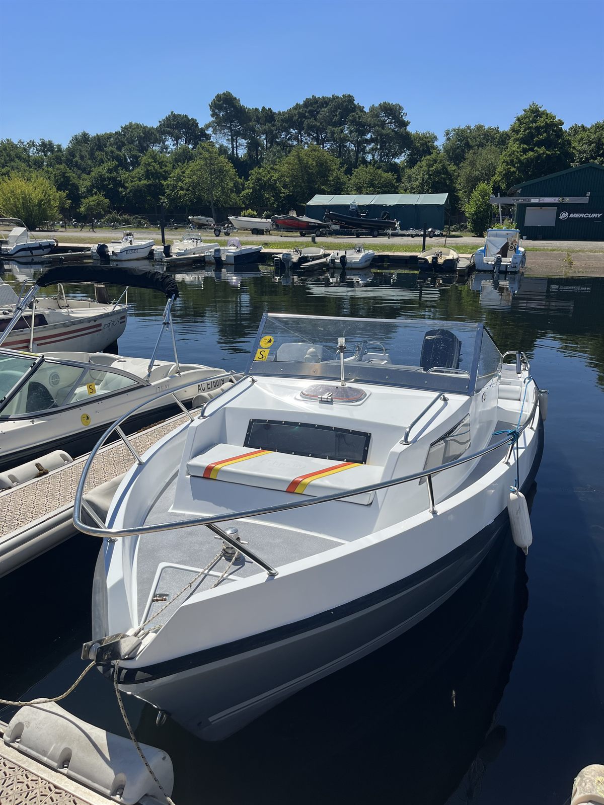 Le bateau P'tit Poney amarré au ponton, proue et balcon avant