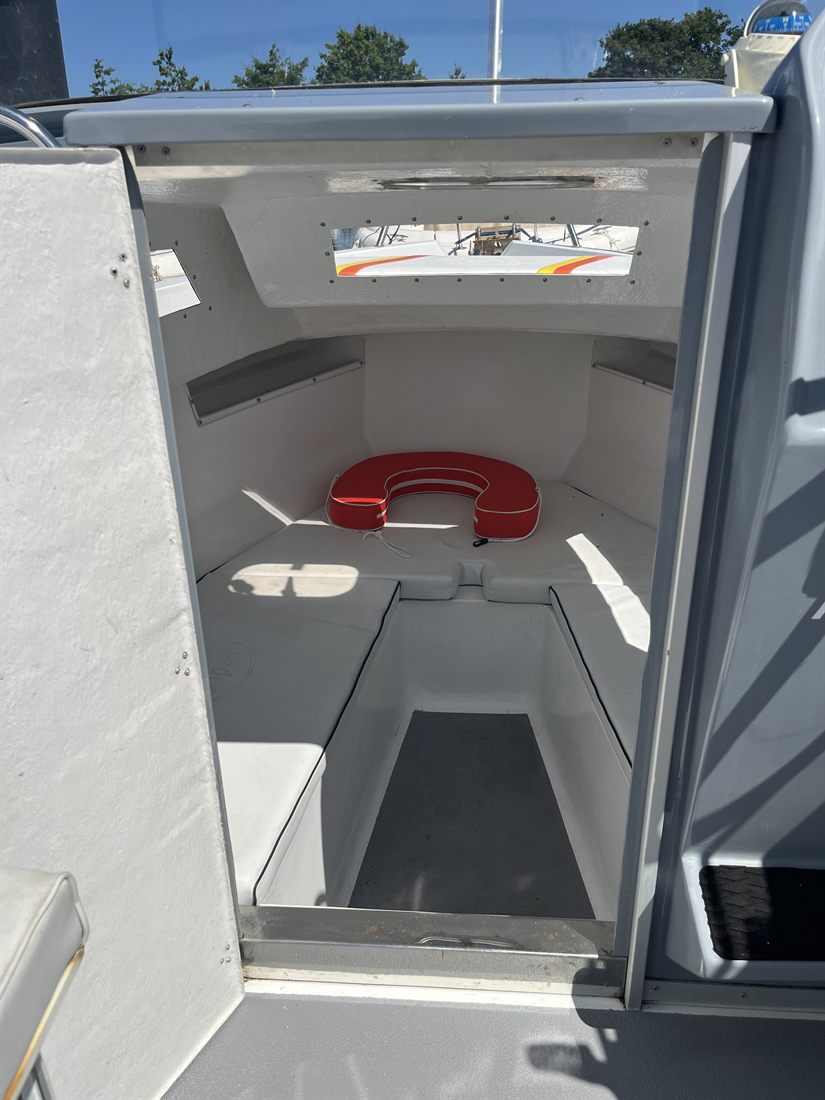 Espace avant abrité du bateau, avec bouée de sauvetage