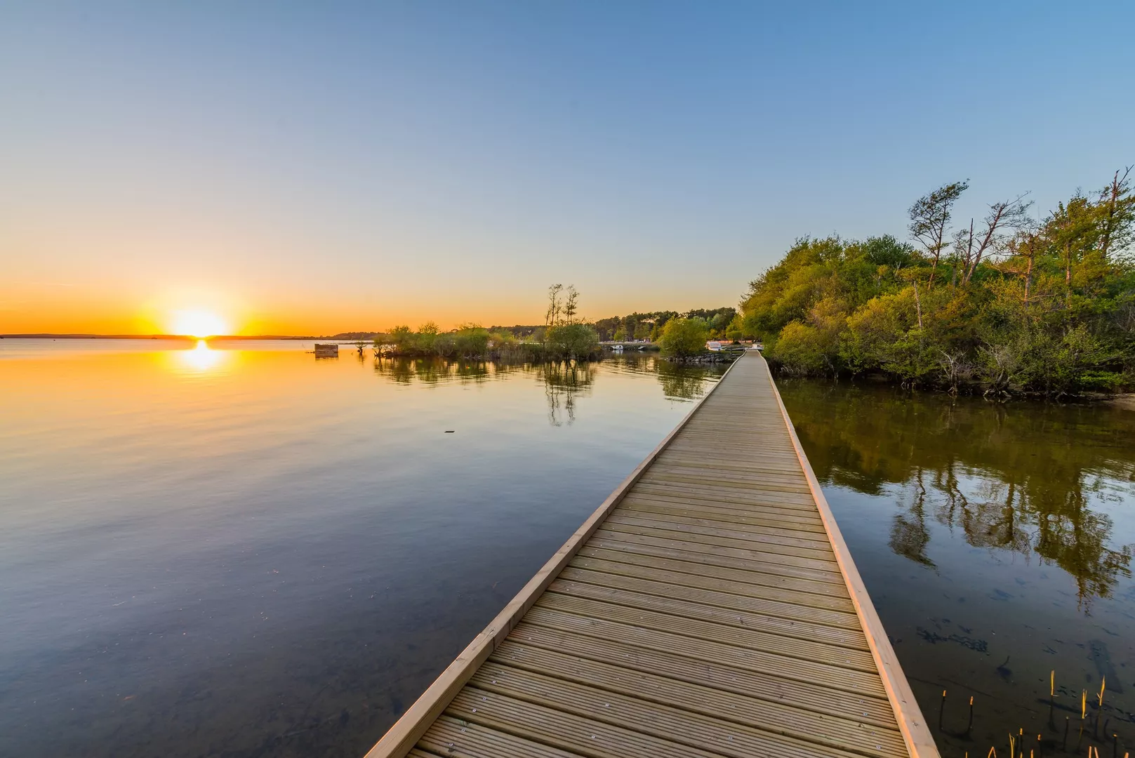 Coucher de soleil sur un ponton en bois du lac, à Parentis-en-Born